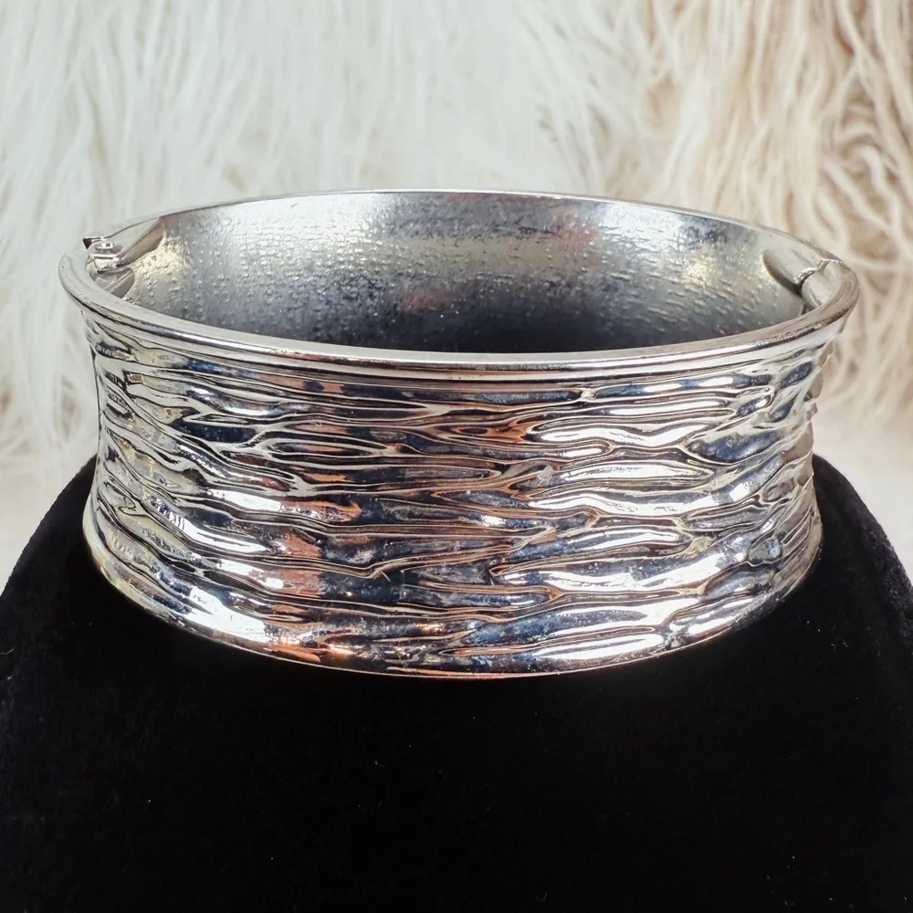 Vintage Textured Silvertone Hinged Bangle Bracelet